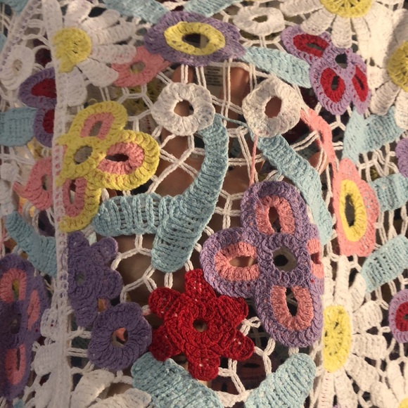 Floral peek-a-boo shirt. 100% cotton, wide sleeves. Great for spring and summer - Picture 3 of 4